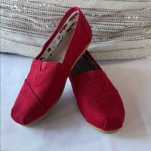 Toms Bold Red Canvas Flats Like New. Size 6